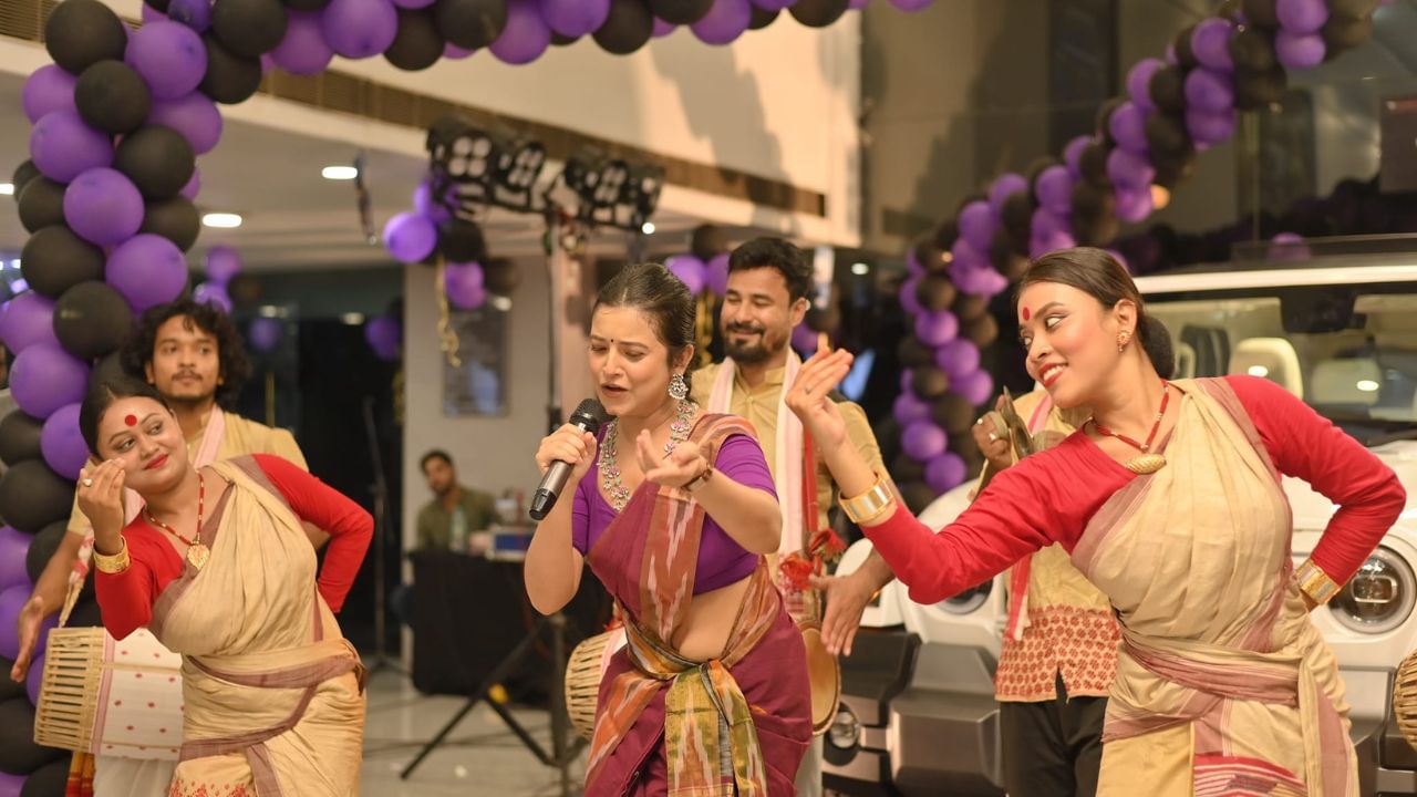 বৈদ্যুতিক অভিযান্ত্ৰিক ডিগ্ৰীধাৰী দীপলিনা অসমত "পৰী" নামেৰেও পৰিচিত। জুবিন গাৰ্গ পৰিচালিত 'মিছন চাইনা' ছবিখনৰ মাধ্যমেৰে অভিনয় জগততো খোজ দিছিল। (Image Credit source: Deeplina Deka FB)