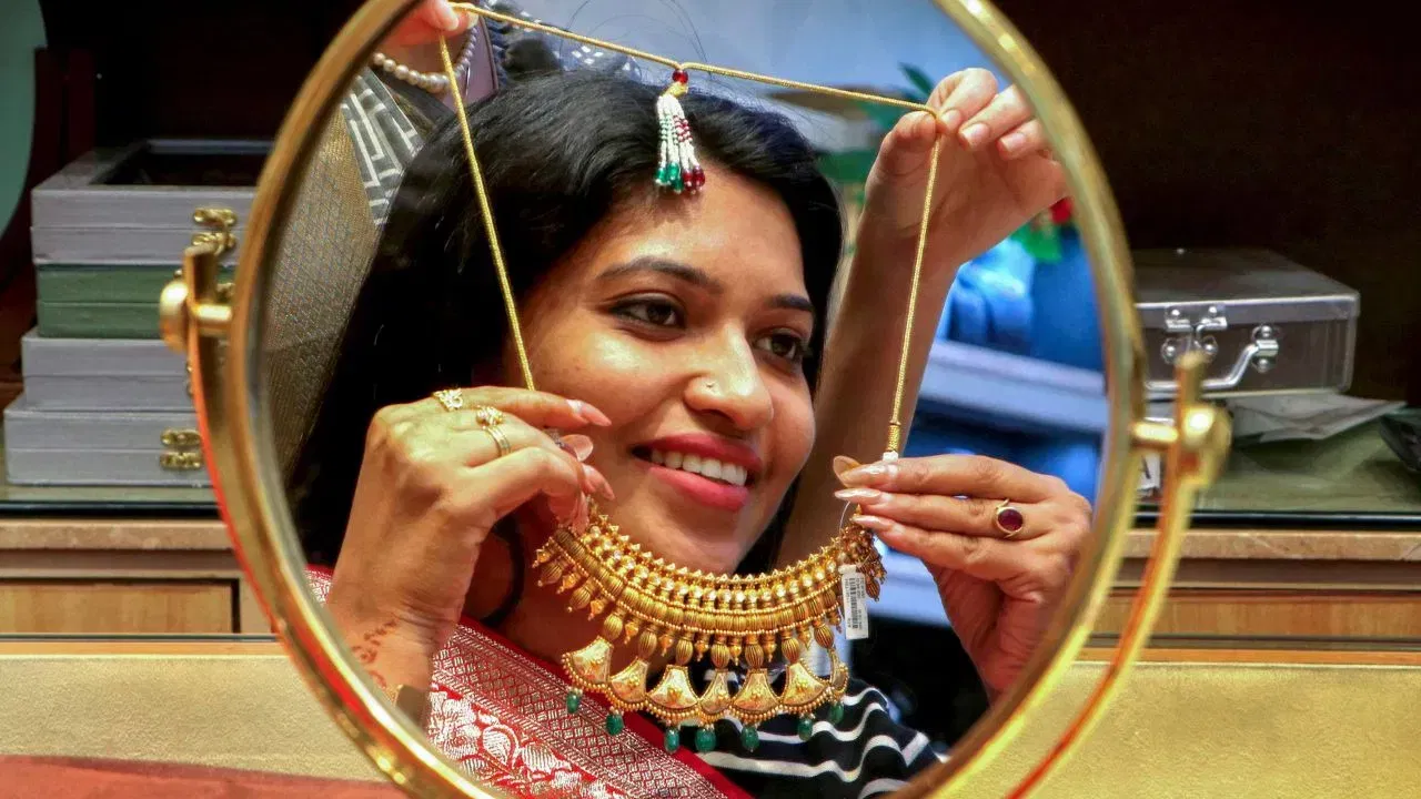 আজি দেশৰ বজাৰত ২৪ কেৰেটৰ ১০ গ্ৰাম সোণৰ দাম ৮,৭৬৫ টকা। একেদৰে ২২ কেৰেট ১০ গ্ৰাম সোণৰ দাম ৮০,৩৫০ টকা। আজি ৰূপ প্ৰতি কিলোগ্ৰামত ১,০০,৫০০ টকাত বিক্ৰী হৈছে।