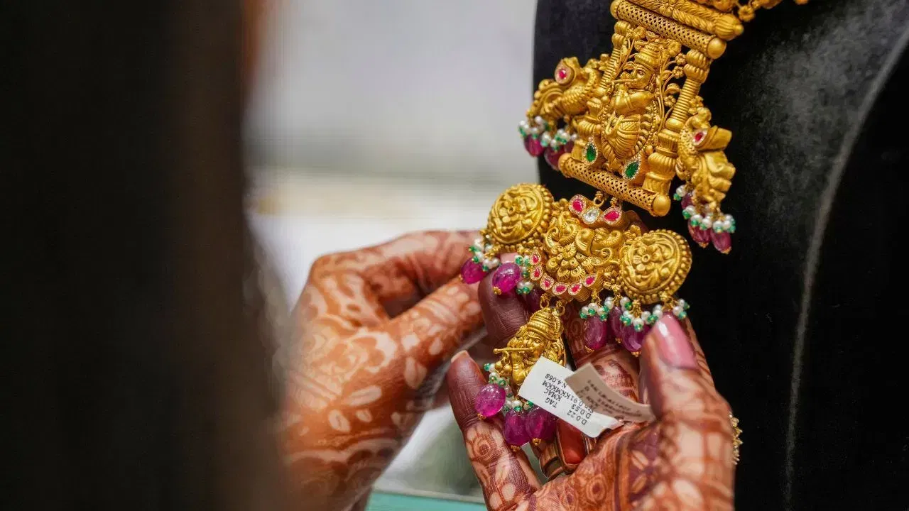 গুৱাহাটীত আজি ২২ কেৰেট ১ গ্ৰাম সোণৰ দাম ৮,০৪৫ টকা হৈছে আনহাতে ২৪ কেৰেট ১ গ্ৰাম সোণৰ মূল্য আজি ৮,৭৭৭ টকা হৈছে।