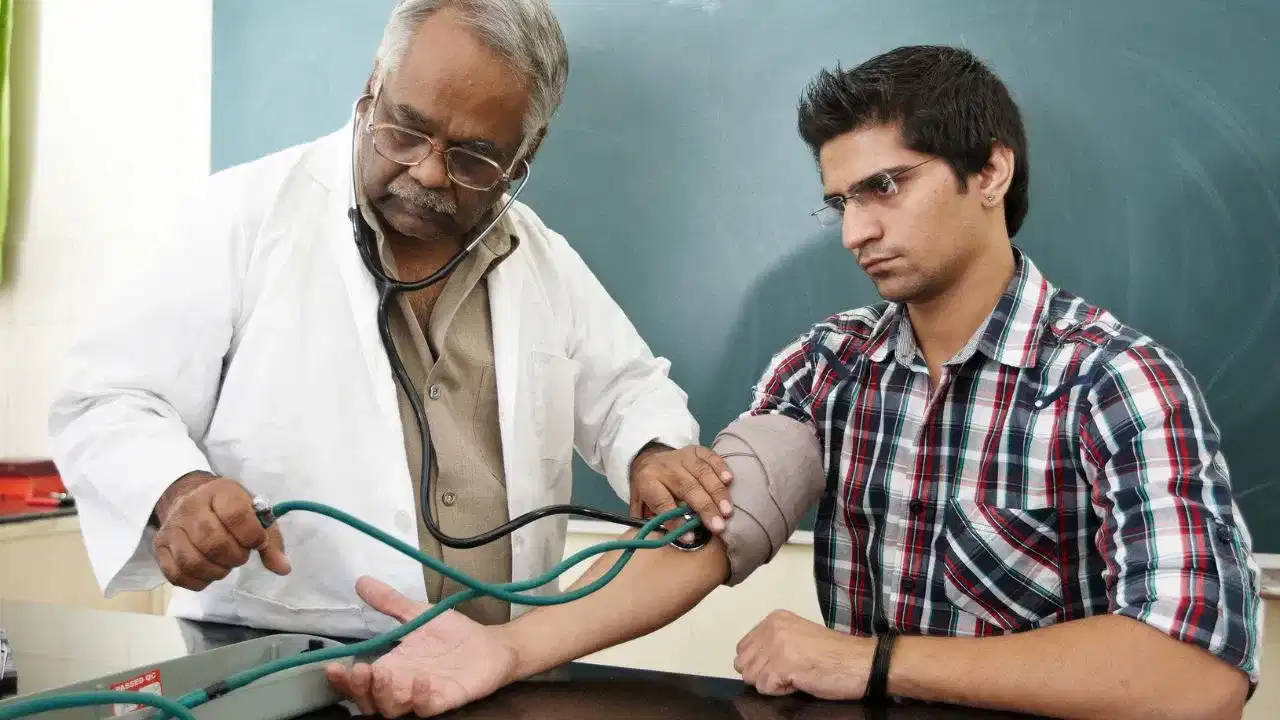 High BP: কম বয়সীয়া লোকসকলৰ কিয় হয় উচ্চ ৰক্তচাপ? জানক চিকিৎসকে কি কয়... High BP: কম বয়সীয়া লোকসকলৰ কিয় হয় উচ্চ ৰক্তচাপ? জানক চিকিৎসকে কি কয়...