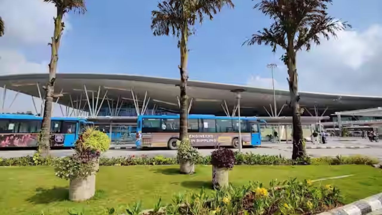 যাত্ৰীসকলক আকৰ্ষণ কৰিবলৈ এই টাৰ্মিনেলৰ সন্মুখত এখন বাগিছাও নিৰ্মাণ কৰিছে। ইফালে ডিজি লকাৰ ব্যৱহাৰ কৰাসকলৰ ৪টা সুকীয়া প্ৰৱেশ পথ থাকিব। (Image Credit source: Social Media)