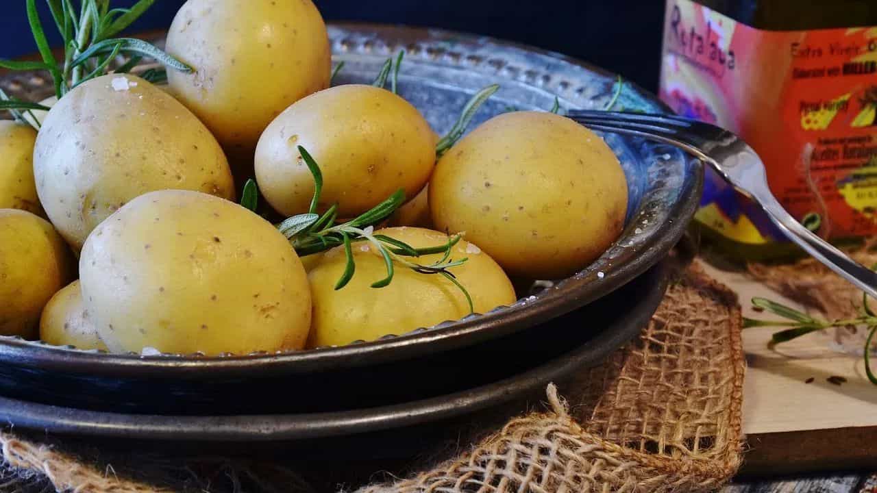 ডায়েবেটিছ ৰোগীৰ বাবে আলু অপকাৰী নেকি ? এই ধাৰণা কিমান সঁচা ? জানক