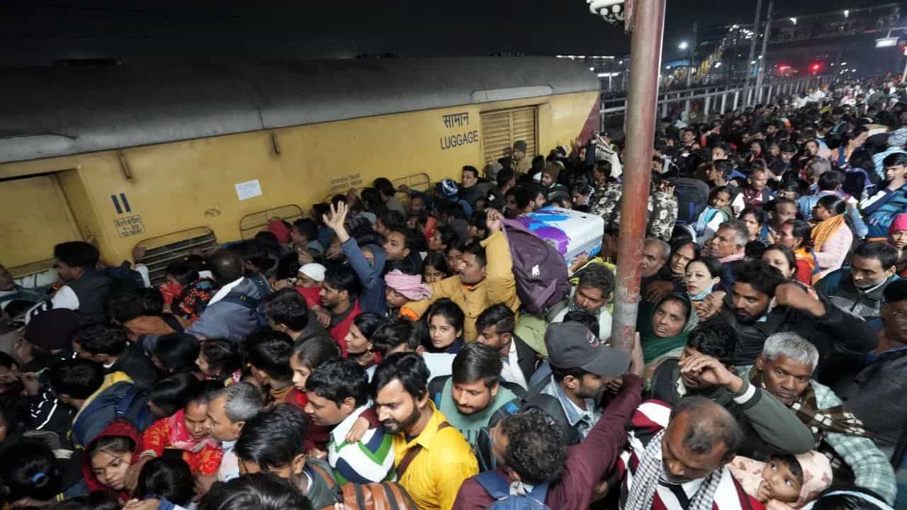 পুনৰ নতুন দিল্লী ৰেল ষ্টেচনত পদপিষ্ট মহাকুম্ভৰ যাত্ৰী ! নিহত ১৫ জন...