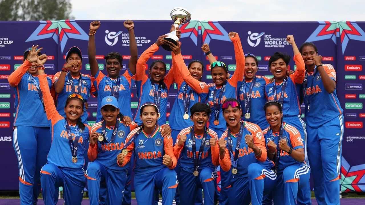 বিশ্বকাপ জয় কৰিও খালী হাতে উভতিল ভাৰতীয় দলঃ বিচিচিআইয়ে আগবঢ়ালে পুৰস্কাৰ বিশ্বকাপ জয় কৰিও খালী হাতে উভতিল ভাৰতীয় দলঃ বিচিচিআইয়ে আগবঢ়ালে পুৰস্কাৰ