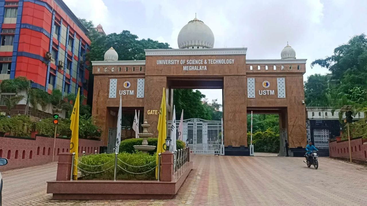 USTMৰ স্বত্বাধিকাৰী মহবুবুল হকৰ সৈতে মুখ্যমন্ত্ৰীৰ শীতল যুদ্ধ চলি থকাৰ সময়তে ফেব্ৰুৱাৰী মাহত মুখ্যমন্ত্ৰীয়ে কৰে নতুন মন্তব্য। মুখ্যমন্ত্ৰীৰ মতে, USTM খন প্ৰৱঞ্চক, তাত Ph.D. ও বিক্ৰী হয়।