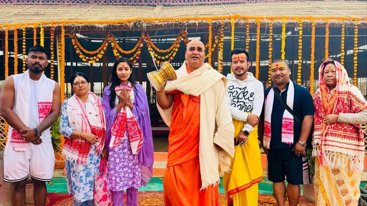 এইবাৰ পত্নীৰ সৈতে জনপ্ৰিয় কণ্ঠশিল্পীগৰাকীয়ে পত্নী প্ৰিয়মৰ সৈতে গৈছে মহাকুম্ভলৈ। ভৃগু কাশ্যপে সামাজিক মাধ্যমত শ্বেয়াৰ কৰিছে ফটো।(Image Credit source:Vreegu Kashyap Musical)