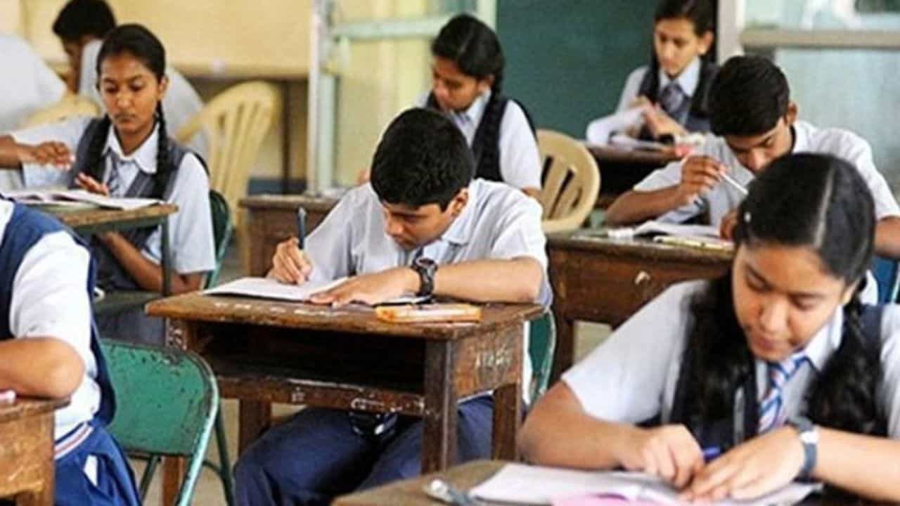 হাতে হাতে ম’বাইল লৈ পৰীক্ষা দিলে পৰীক্ষাৰ্থীয়ে! বিদ্যালয়ৰ অধ্যক্ষক তত্বাবধায়কৰ দায়িত্বৰ পৰা অব্যাহতি