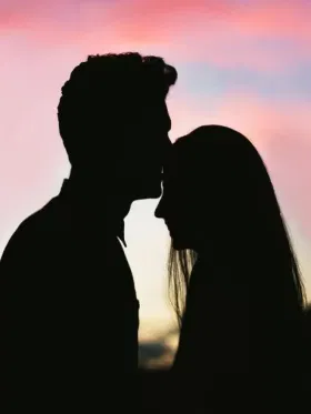 Kiss কৰি দূৰ কৰক অৱসাদ! বিশেষজ্ঞৰ পৰা জানক উপকাৰৰ বিষয়ে...