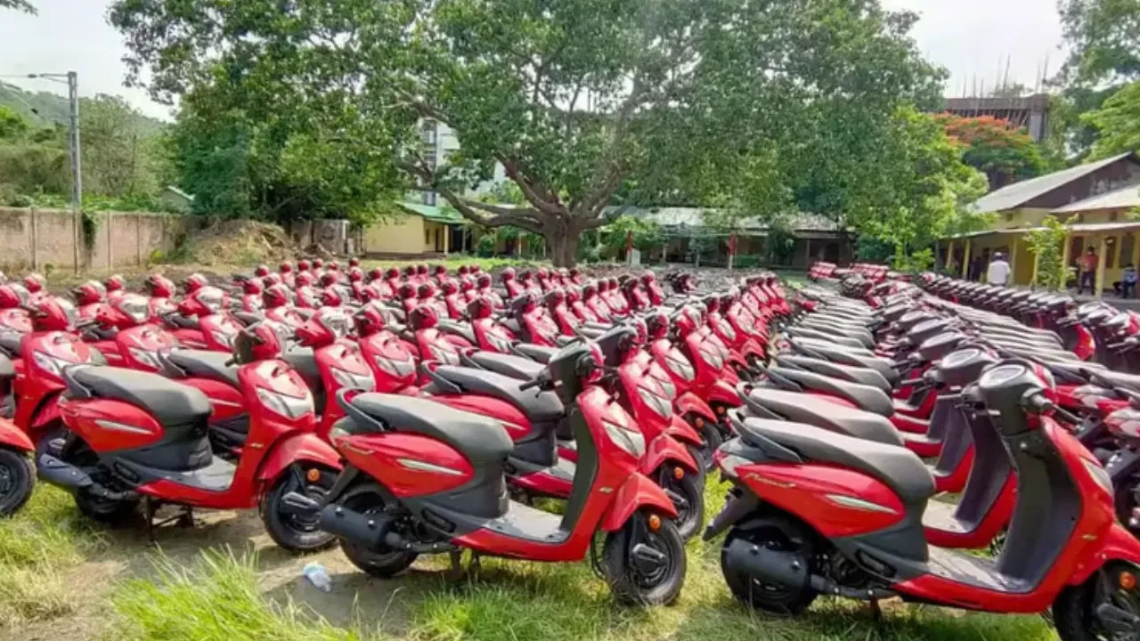 উল্লেখ্য যে, পূৰ্বতে কেৱল নিয়মীয়া শিক্ষাৰ্থীয়েহে পাইছিল স্কুটি। মুখ্যমন্ত্ৰীৰ এই ঘোষণাৰ পাছতে ৰাজ্যজুৰি সৃষ্টি হৈছিল প্ৰতিক্ৰিয়াৰ। ইয়াৰ বাবে বহু মেধাৱী শিক্ষাৰ্থী বঞ্চিত হোৱা অভিযোগ উত্থাপন কৰা হৈছিল।