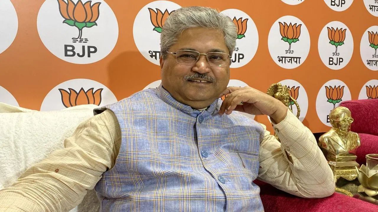 দুষ্যন্ত কুমাৰ গৌতম - দিল্লীৰ কেৰল বাগ বিধানসভা সমষ্টিৰ পৰা প্ৰতিদ্বন্দ্বিতা আগবঢ়াইছে দুষ্যন্ত কুমাৰ গৌতমে। ইয়াৰ উপৰিও তেওঁ বিজেপিৰ ৰাষ্ট্ৰীয় সাধাৰণ সম্পাদক। বিজেপিৰ দলিত নেতা হিচাপে তেওঁ বিশেষভাৱে পৰিচিত। আনহাতে অমিত শ্বাহ আৰু প্ৰধানমন্ত্ৰী নৰেন্দ্ৰ মোদীৰ সৈতে তেওঁৰ ঘনিষ্ঠ সম্পৰ্ক আছে বুলি সূত্ৰই প্ৰকাশ কৰিছে। কিন্তু বিজেপিয়ে যদি ‘এক পদ এক নীতি’ অনুসৰণ কৰে তেন্তে তেওঁ মুখ্যমন্ত্ৰীৰ দৌৰৰ পৰা বাহিৰ হ’ব পাৰে।