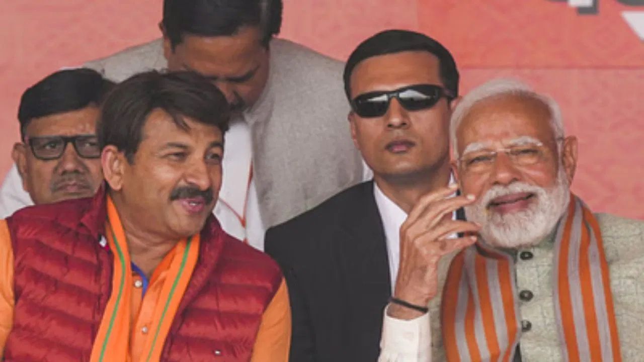 মনোজ তিৱাৰী - ২০২৪ চনৰ লোকসভা নিৰ্বাচনত বিজেপিৰ উত্তৰ দিল্লী সমষ্টিৰ পৰা নিৰ্বাচনত জয়ী হৈ তৃতীয়বাৰৰ বাবে সাংসদ হৈছিল মনোজ তিৱাৰী। ২০২৪ চনত কেন্দ্ৰীয় নেতৃত্বই দিল্লীৰ পৰা অহা ৭ জন বিজেপি সাংসদৰ ভিতৰত ৬ জনক টিকট নিদিলে। কিন্তু মনোজ তিৱাৰীয়ে টিকট লাভ কৰিছিল । দিল্লী নিৰ্বাচনতো তেওঁ গুৰুত্বপূৰ্ণ ভূমিকা পালন কৰিছিল।