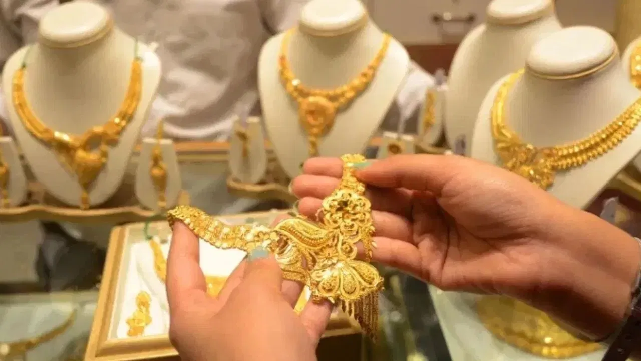 ইফালে গুড ৰিটাৰ্ণছৰ তথ্য অনুসৰি আজি গুৱাহাটীৰ বজাৰত ২৪ কেৰেট সোণৰ দাম প্ৰতি গ্ৰামত ৮,৬৮৪ টকা। ২২ কেৰেট সোণৰ দাম প্ৰতি গ্ৰামত ৭,৯৬০ টকা আৰু আৰু ১৮ কেৰেট সোণৰ প্ৰতিগ্ৰামত ৬,৫১৩ টকা হৈছে।