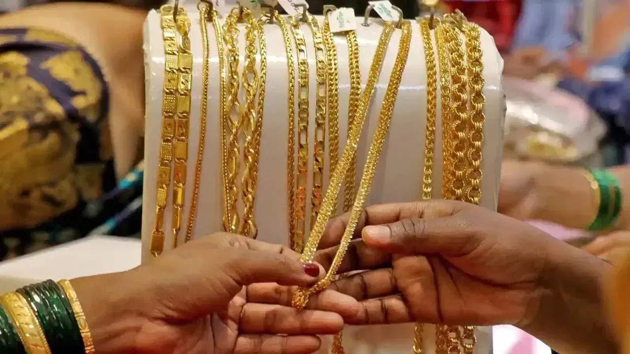 ৪ ফেব্ৰুৱাৰীত গুৱাহাটীত ২৪ কেৰেট সোণৰ মূল্য প্ৰতি গ্ৰামত ৮,৪০৪ টকা আৰু ২২ কেৰেট সোণৰ মূল্য আছিল প্ৰতি গ্ৰামত ৭,৭০৪ টকা হৈছে।