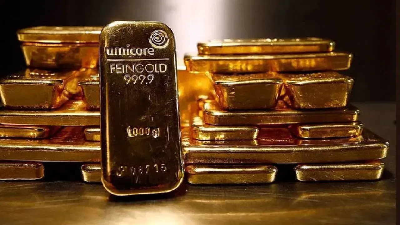 COMEX ত সোণৰ মূল্য প্ৰতি আউন্সত ২৯৪৯.৬০ ডলাৰত, ০.২২% হ্ৰাসৰ সৈতে ব্যৱসায় হৈ আছে। আমেৰিকা যুক্তৰাষ্ট্ৰৰ ৰাষ্ট্ৰপতি ডনাল্ড ট্ৰাম্পে শুল্ক নীতিত পৰিৱৰ্তন কৰিছে। ইয়াৰ ফলত আৰু বিশ্বব্যাপী বাণিজ্য যুদ্ধৰ ওপৰত উদ্বেগৰ বাবে সোণক এক সুৰক্ষিত বিনিয়োগ হিচাপে গণ্য কৰা হৈছে।