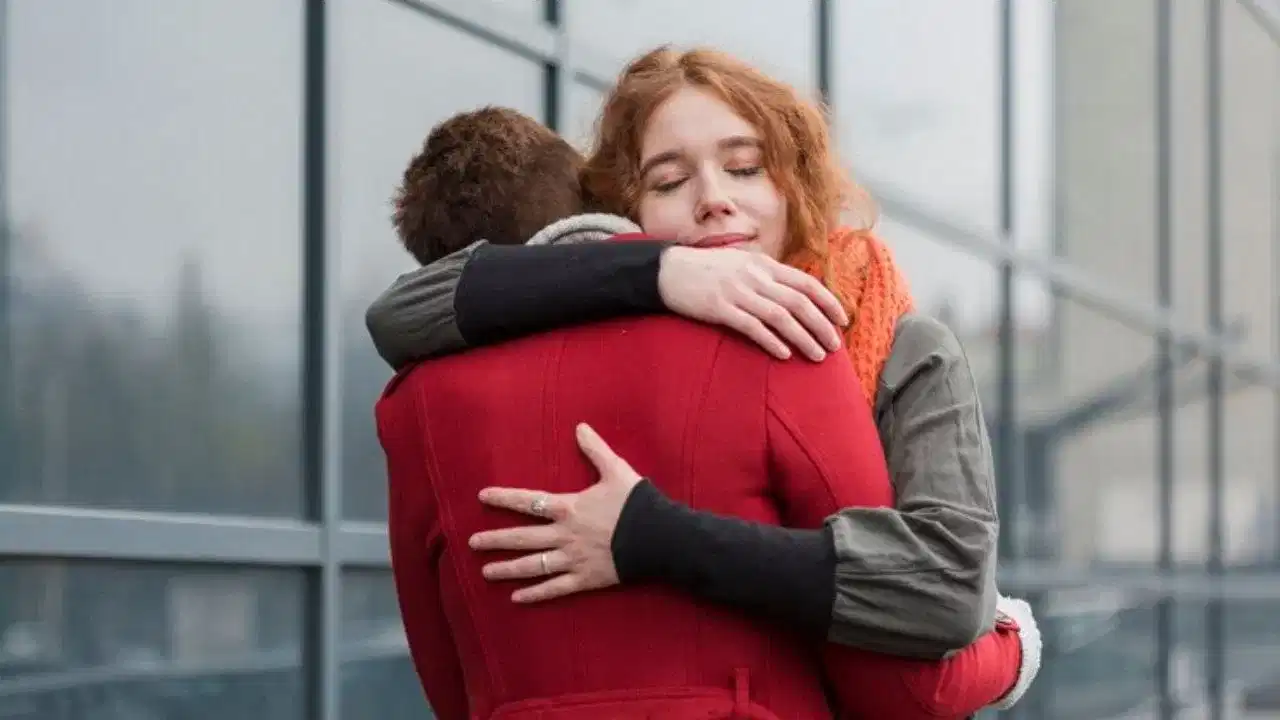 Hug day wishes: এনেকৈ আপোনজনক প্ৰেৰণ কৰক হাগ ডেৰ শুভেচ্ছা বাৰ্তা...