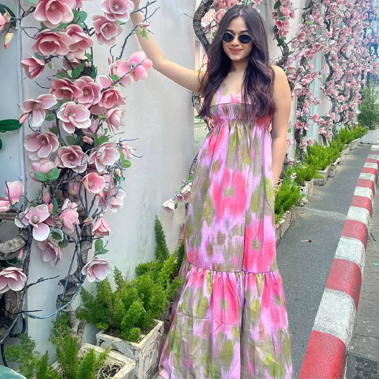 অভিনেত্ৰী জন্নতে পিন্ধিছে দীঘল মেক্সি ড্ৰেছ। অভিনেত্ৰীগৰাকীৰ এই লুকটোত একেবাৰে সহজ দেখা গৈছে। সংগীৰ সৈতে ওলাই যোৱাৰ সময়ত অভিনেত্ৰীগৰাকীৰ এই লুকটোৰ পৰাও আইডিয়া ল’ব পাৰে। (Credit : jannatzubair29)