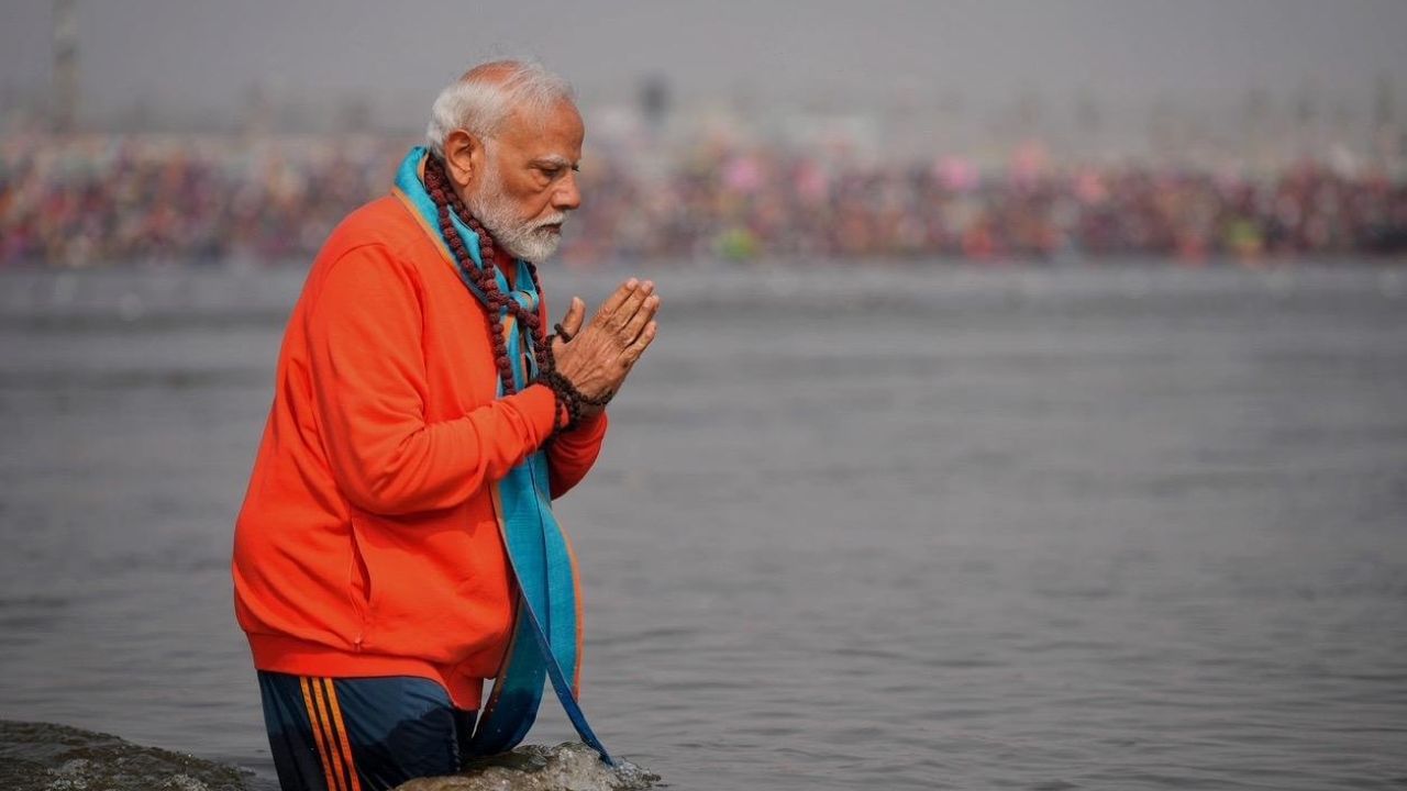 PM Modi at Maha Kumbh: গেৰুৱা চোলা আৰু নীলা ট্ৰেকপেন্ট পিন্ধি ত্ৰিবেণী সংগমত নামিল প্ৰধানমন্ত্ৰী