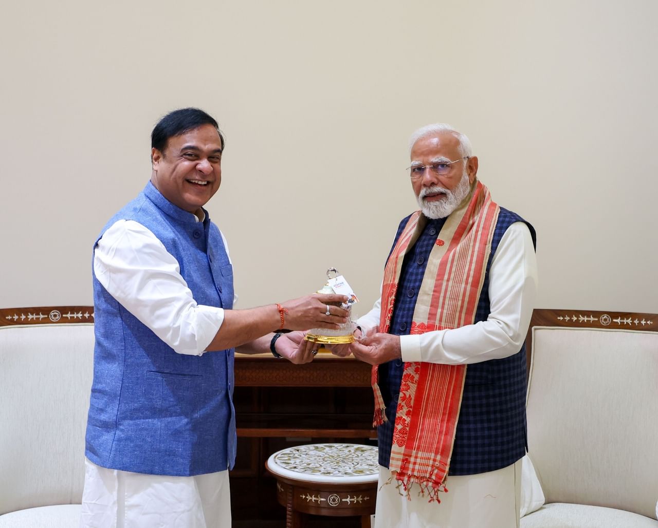 এই সন্দৰ্ভত মুখ্যমন্ত্ৰী হিমন্ত বিশ্ব শৰ্মাই সংবাদ মাধ্যমৰ আগত কয়- “প্ৰধানমন্ত্ৰীয়ে ২৪ ফ্ৰেব্ৰুৱাৰীৰ সন্ধিয়া ৫ বজাত গুৱাহাটী পাবহি৷ প্ৰধানমন্ত্ৰীয়ে গুৱাহাটীত সেইদিনা অনুষ্টিত হ’বলগীয়া সমূহীয়া ঝুমুৰ নৃত্য উপভোগ কৰিব৷’’