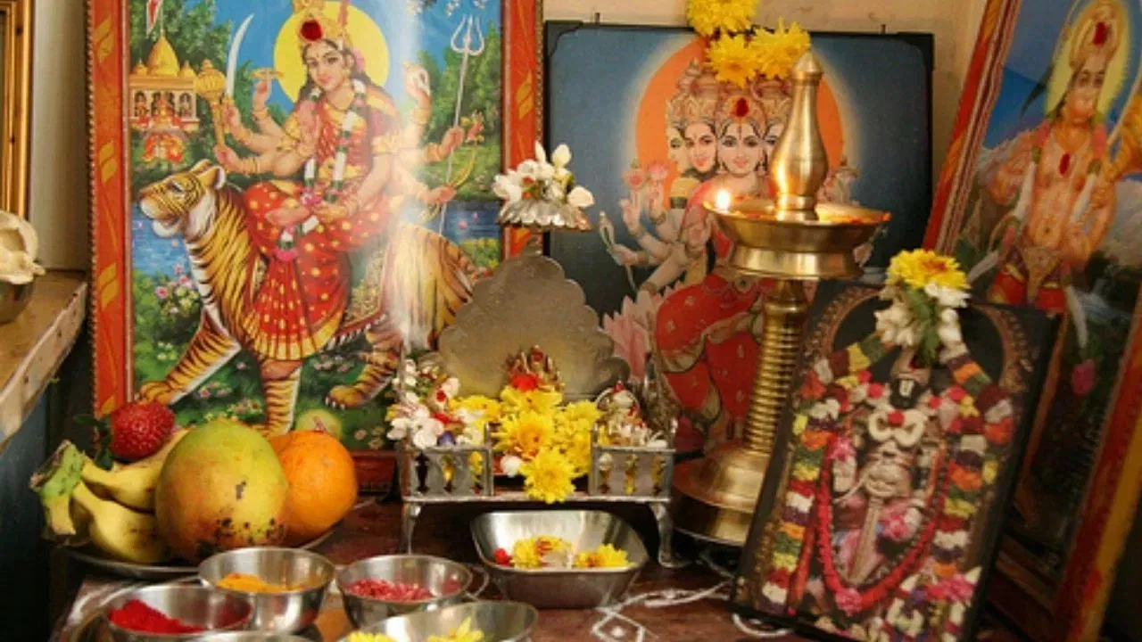 Puja Ghar Vastu Tips : পূজাৰ সময়ত বাস্তুৰ এই নিয়মসমূহ মানি চলক, সুখেৰে উপচি পৰিব আপোনাৰ ঘৰ! Puja Ghar Vastu Tips : পূজাৰ সময়ত বাস্তুৰ এই নিয়মসমূহ মানি চলক, সুখেৰে উপচি পৰিব আপোনাৰ ঘৰ!