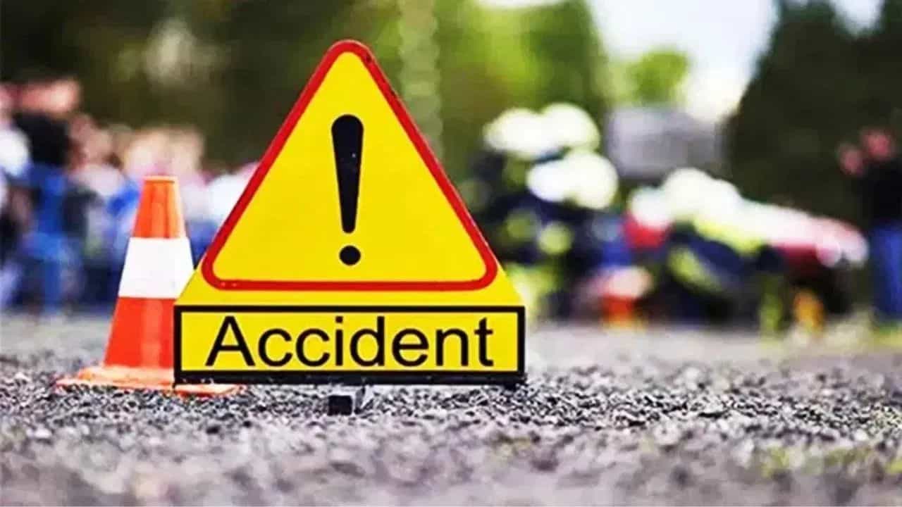 শোকাৱহ দুৰ্ঘটনা! স্কুটাৰত খুন্দা তীব্ৰবেগী ট্ৰাকৰঃ কিশোৰীসহ এটা পৰিয়ালৰ তিনিজনৰ মৃত্যু