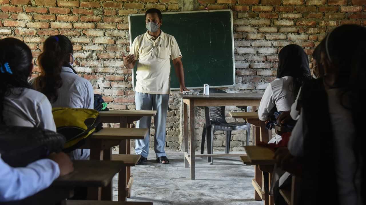 যোৱা ১০ বছৰত কিমান হ্ৰাস পালে ৰাজ্যৰ চৰকাৰী বিদ্যালয়ৰ সংখ্যা ?