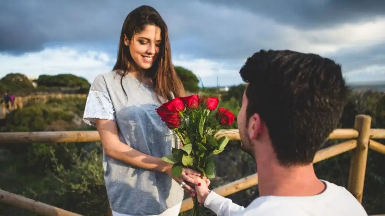 Rose Day 2025: প্ৰেম প্ৰকাশ কৰিবলৈ কিয় গোলাপ উপহাৰ দিয়া হয়? ৰ’জ ডে’ৰ আঁৰৰ আকৰ্ষণীয় কাহিনী জানক...