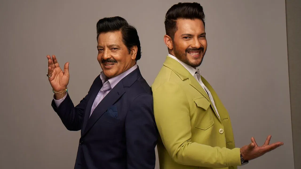 কণ্ঠশিল্পী উদিত নাৰায়ণৰ Kissক লৈ চৰ্চা, আনফালে পুত্ৰ আদিত্যকো ছোৱালীয়ে সোধাইছিল প্ৰচণ্ড চৰ! কণ্ঠশিল্পী উদিত নাৰায়ণৰ Kissক লৈ চৰ্চা, আনফালে পুত্ৰ আদিত্যকো ছোৱালীয়ে সোধাইছিল প্ৰচণ্ড চৰ!
