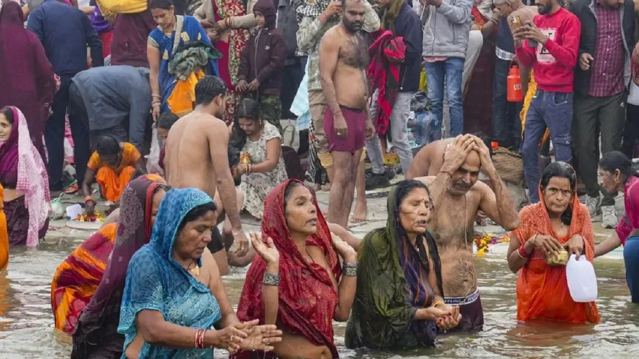 মহাকুম্ভত নিৰ্লজ্জ কাণ্ড! সামাজিক মাধ্যমত বিক্ৰী মহিলাৰ গোপন ভিডিঅ’