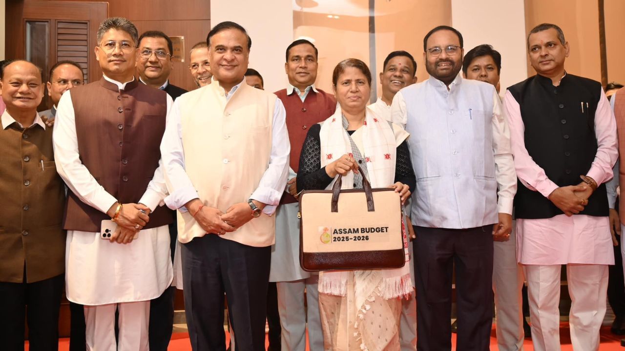 ইফালে চৰকাৰী কৰ্মচাৰীসকলক গ্রন্থ ক্ৰয়ৰ বাবে ৰাজ্য চৰকাৰে ১০০০ টকাকৈ অতিৰিক্ত এককালীন অনুদান আগবঢ়াব বুলি ঘোষণা কৰিছে বিত্তমন্ত্ৰী অজন্তা নেওগে। অৱশ্যে এই অনুদান কেতিয়া আগবঢ়োৱা হ’ব সেই সন্দৰ্ভত কোনো স্পষ্ট ঘোষণা কৰা হোৱা নাই।