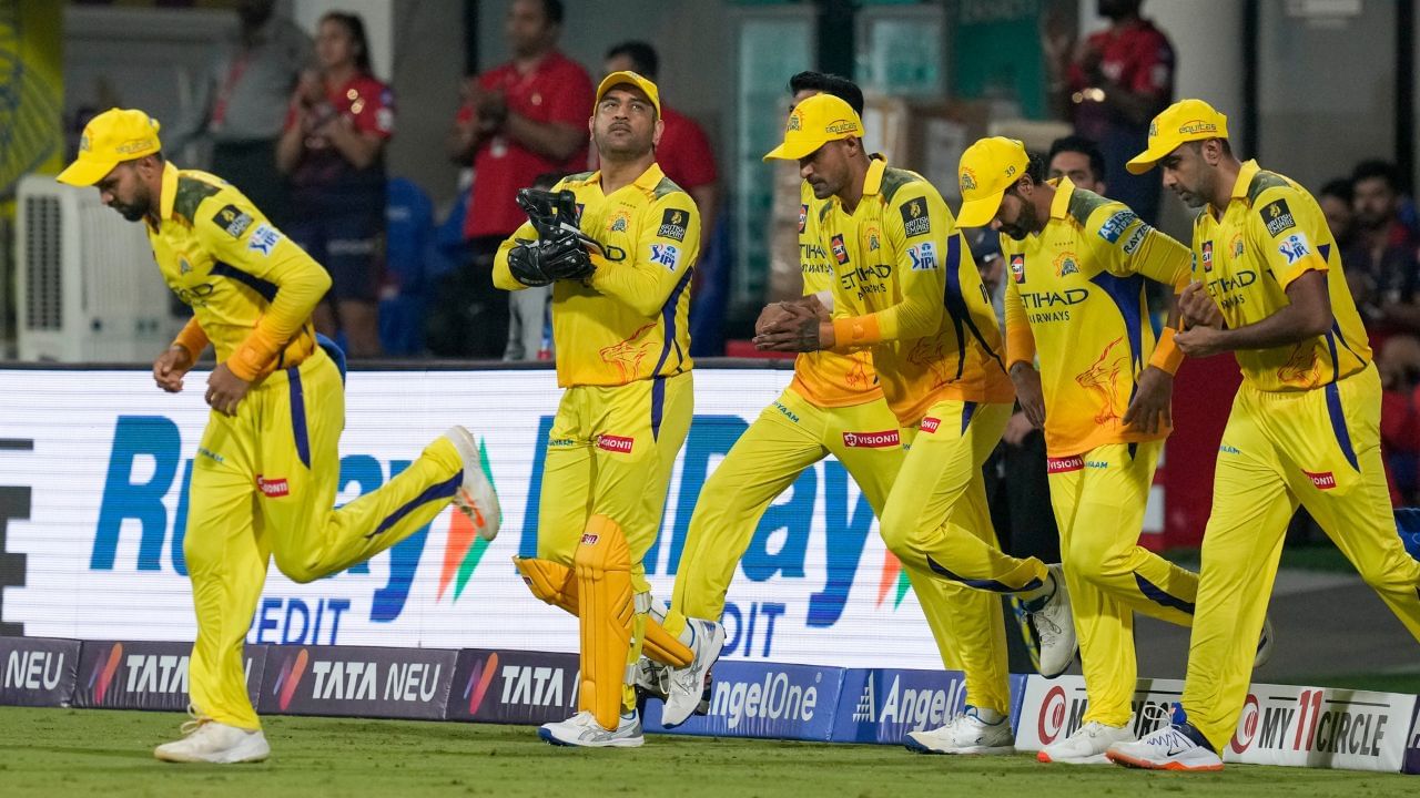 কালি গুৱাহাটীত উপস্থিত হৈছে মহেন্দ্ৰ সিং ধোনীসহ CSKৰ দল। ষ্টেডিয়ামৰ চাৰিওফালে গঢ়ি তোলা হৈছে কটকটীয়া নিৰাপত্তা বেষ্টনী। আজিৰ IPLৰ মেচৰ বাবে যান-বাহন আৰক্ষীয়ে দিছে ২৬ মাৰ্চৰ দৰেই পথ নিৰ্দেশনা।