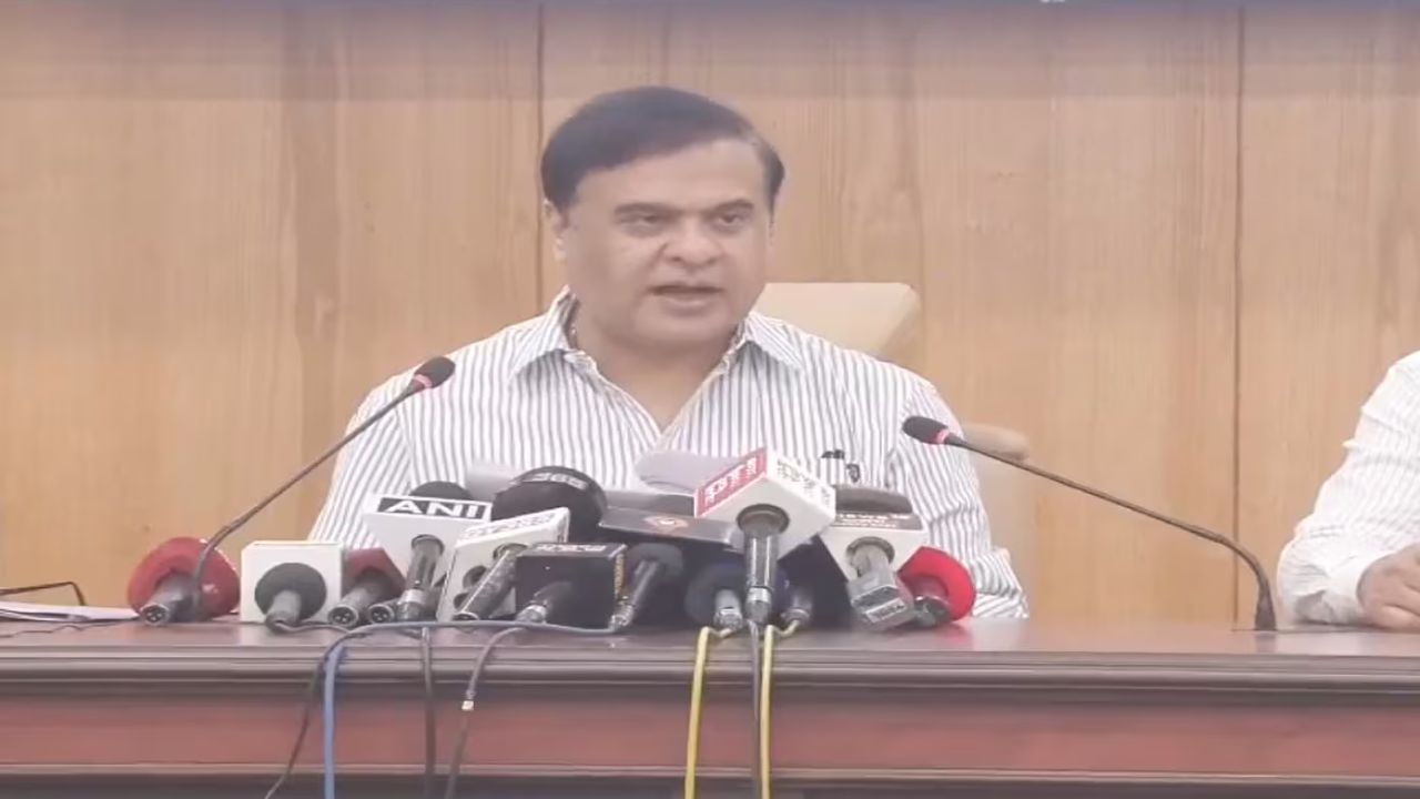 সেনা বাহিনীৰ বিশেষ ক্ষমতা আইন অসমত প্ৰথম প্ৰৱৰ্তন কৰা হৈছিল ১৯৮৩ চনৰ ১০ এপ্ৰিল তাৰিখে । সেই সময়ত গোৱালপাৰা জিলাৰ এক হিংসাত্মক কাৰ্যত মুঠ ১৮ জন লোকে প্ৰাণ হেৰুৱাইছিল আৰু তেতিয়া গোৱালপাৰাৰ লগতে ৮৩ খন আৰক্ষী থানাৰ অধীনত ১০ খন জিলাতে এই আইন প্ৰৱৰ্তন কৰিছিল । কিন্তু পিছলৈ বহুকেইখন জিলাত প্ৰত্যাহাৰ কৰা হৈছিল।