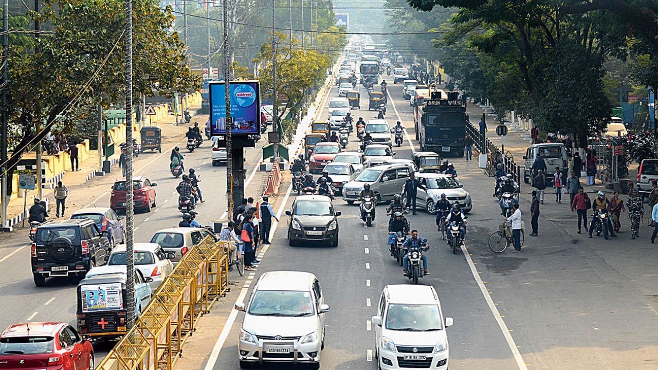 ৱান ৱে হ’ব একে আজাদ ৰোড। ৩ বজাৰ পিছত চাইকেল ফেক্টৰী দিশৰ পৰা লালগণেশ তিনিআলি দিশলৈ চালাচল কৰিব নোৱাৰিব বাহন। বিয়লি ৪.৩০ বজাৰ পৰা লালগণেশৰ পৰা বৰ্ষাপাৰালৈ পাছ থকা বাহনহে আহিব পাৰিব। বৰ্ষাপাৰা তিনিআলি পৰা ধীৰেণপাৰালৈ যোৱা পথত বাহন চলাচল বন্ধ থাকিব।