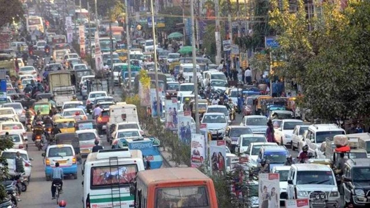 উল্লেখ্য যে, জৰুৰীকালীন সেৱাৰ বাহনক ৰেহাই দি আন আন যান-বাহন চলাচলক লৈ বিশেষ নিৰ্দেশনা দিয়া হৈছে। আজিৰৰ দিনটোতো প্ৰযোজ্য হ’ব এই নীতি-নিয়ম। ষ্টেডিয়ামৰ দিশে বাণিজ্যিক বাহন চলাচলতো নিষেধাজ্ঞা জাৰি কৰা হৈছে।