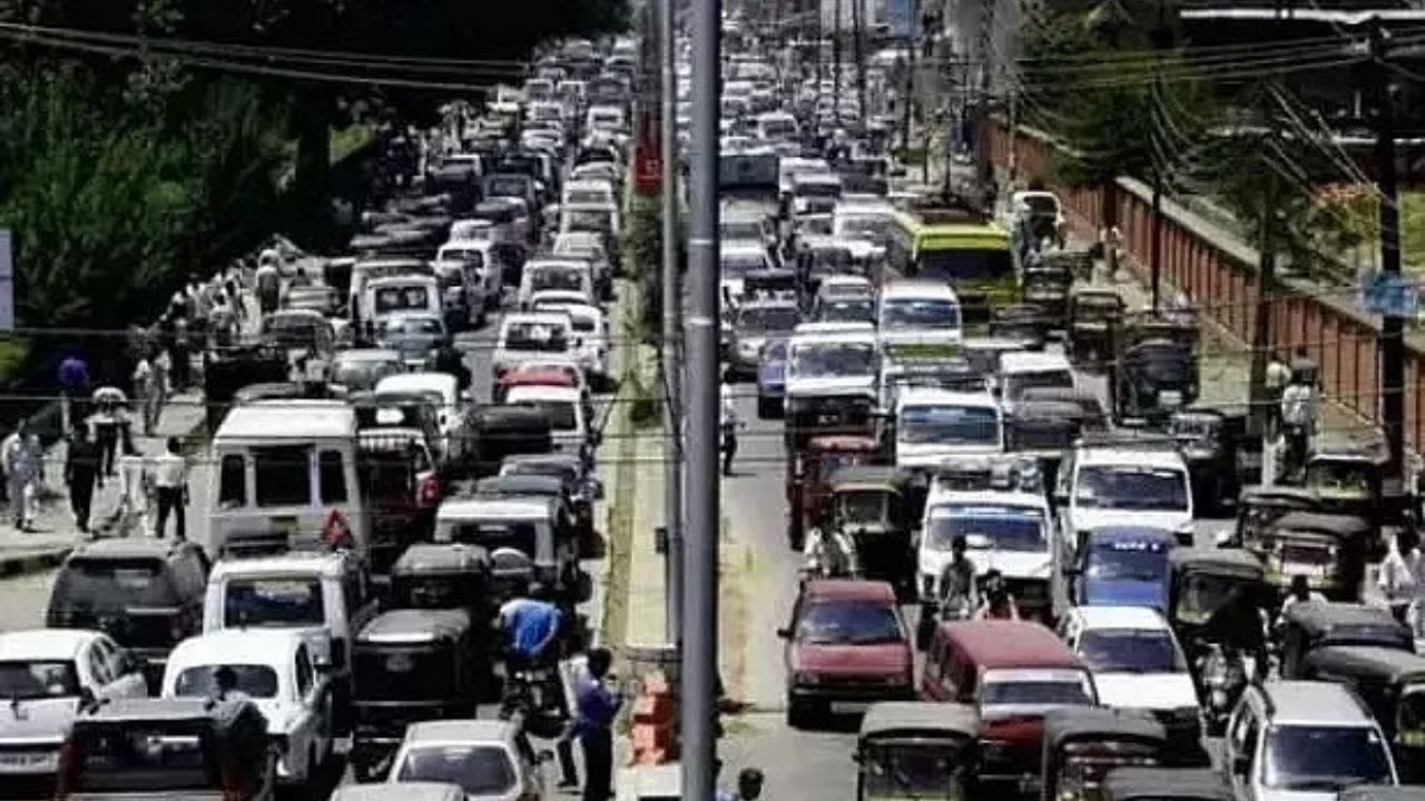 ষ্টেডিয়ামৰ পাৰ্কিঙত থকা বাহনসমূহ খেল শেষ হ’লে দুয়োটা পথেৰে ওলাই যাব পাৰিব। এইবাৰ ১১টাকৈ পাৰ্কিঙৰ ব্যৱস্থা থাকিব। ৬খন গেটেৰে দৰ্শকে ষ্টেডিয়ামত প্ৰবেশ কৰিব। বিয়লি ৪:৩০ বজাত খুলি দিয়া হ’ব ষ্টেডিয়ামৰ গেট।  মানি বেগ, ম’বাইলৰ বাহিৰে একো সামগ্ৰী ষ্টেডিয়ামলৈ নিব নোৱাৰিব দৰ্শকে।