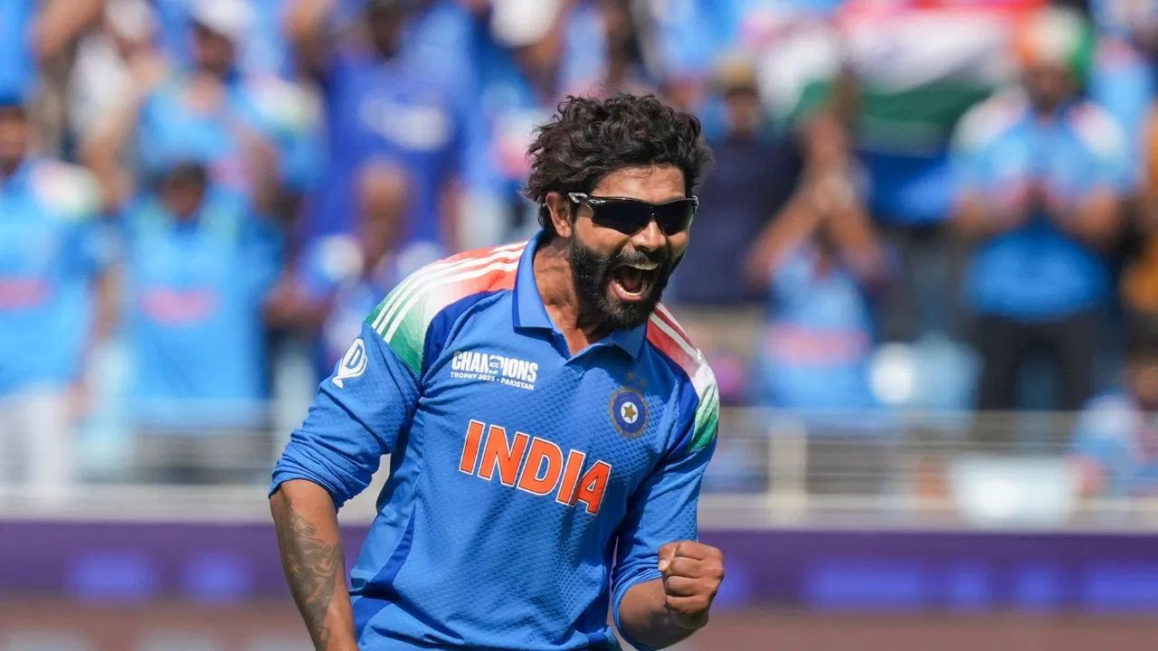 মেচখনত নিজ স্পেলত জাদেজাই যথেষ্ট মিতব্যয়ী বলিঙেৰে কিৱি বেটাৰক ৰান সংগ্ৰহত বান্ধি ৰাখিবলৈ সক্ষম হয়। জাদেজাই ১০ অভাৰত ৩০ ৰান খৰচ কৰি দখল কৰে কিৱি উইকেটকীপাৰ বেটাৰ টম লাথামৰ গুৰুত্বপূৰ্ণ উইকেট। নিজ স্পেল সম্পূৰ্ণ কৰাৰ পিছত জাদেজাক খেলপথাৰৰ মাজতে সাবটি ধৰে সতীৰ্থ বিৰাট কোহলীয়ে।