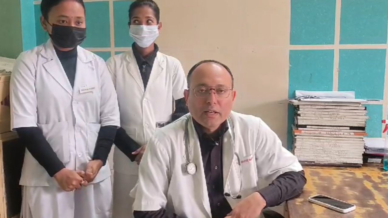 সৰ্প বিশেষজ্ঞ ডা: সুৰজিৎ গিৰিসহ আন স্বাস্থ্যকৰ্মীৰ প্ৰচেষ্টাত এই অসম্ভৱকো সম্ভৱ কৰি তুলিছে। সাপে দংশন কৰাৰ পাছতো এগৰাকী প্ৰসূতীয়ে সুস্থ সন্তান জন্ম দিবলৈ সক্ষম হোৱা ঘটনাই এতিয়া আশাৰ বতৰা কঢ়িয়াই আনিছে।