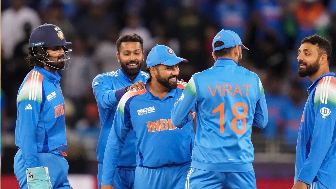 মেচখনত নিউজিলেণ্ডে প্ৰত্যাশিত আৰম্ভণি ঘটাইছিল যদিও ভাৰতীয় স্পিনাৰে প্ৰথম পাৱাৰ প্লে’ৰ পিছতে মেচৰ স্থিতি ভাৰতীয় দলৰ পক্ষলৈ ঘূৰাই আনে। বৰুণে দলক প্ৰথমটো সফলতা দিয়াৰ পিছত কুলদীপ আৰু জাদেজায়ো প্ৰত্যাশিত প্ৰদৰ্শন দাঙি ধৰে।