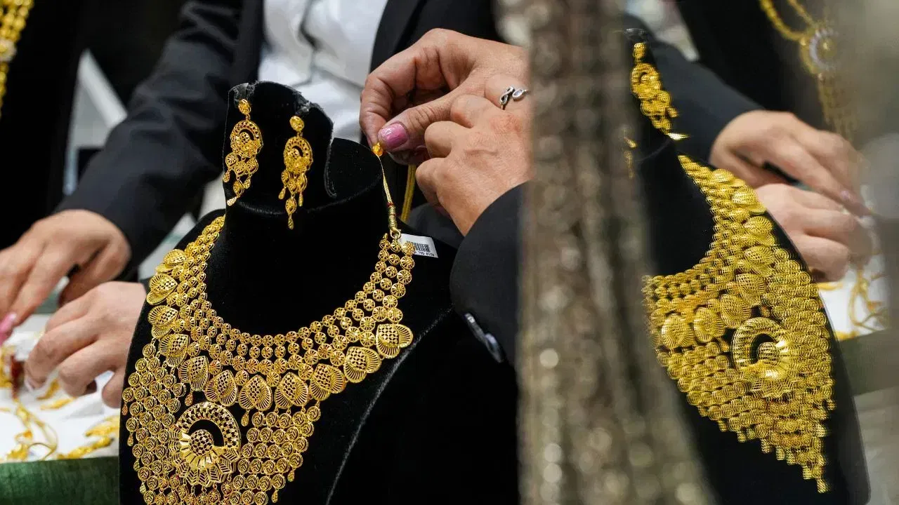আন্তর্জাতিক বজাৰত ধাতুৰ মূল্য হ্ৰাসৰ মাজত বৃহস্পতিবাৰে ৰাষ্ট্ৰীয় ৰাজধানীৰ চাৰাফা বজাৰত সোণৰ মূল্য ২০০ টকাৰ হ্ৰাসৰ সৈতে ৮৯,১০০ টকা প্ৰতি ১০ গ্ৰাম হৈছে। ৯৯.৯ শতাংশ শুদ্ধতাৰ সোণৰ পূৰ্বৰ বন্ধ মূল্য ৮৯,৩০০ টকা প্ৰতি ১০ গ্ৰাম আছিল। ৯৯.৫ শতাংশ শুদ্ধতাৰ সোণ বুধবাৰে বন্ধ হোৱা ৮৮,৯০০ টকাৰ পৰা ২০০ টকাৰ হ্ৰাসৰ সৈতে ৮৮,৭০০ টকা প্ৰতি ১০ গ্ৰাম হৈ পৰিছে।