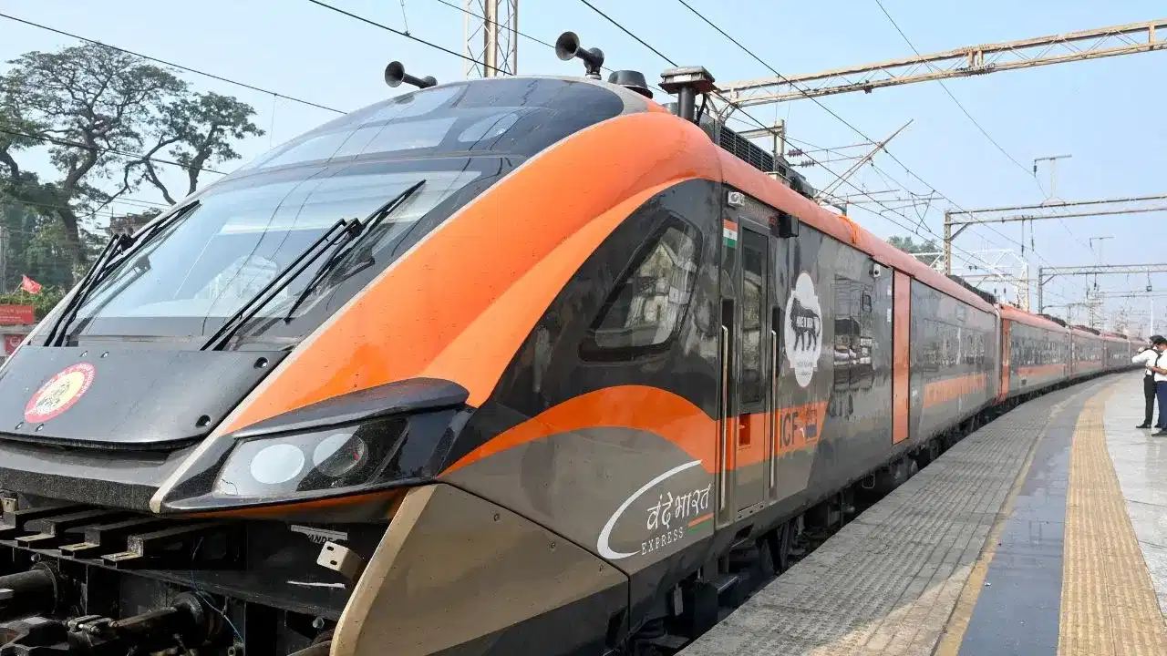 Indian Railways: ৰেলৱে এই ৫ টা সেৱা টিকটৰ সৈতে বিনামূলীয়াকৈ প্ৰদান কৰে, অধিকাংশ যাত্ৰীয়ে নাজানে এই কথা!