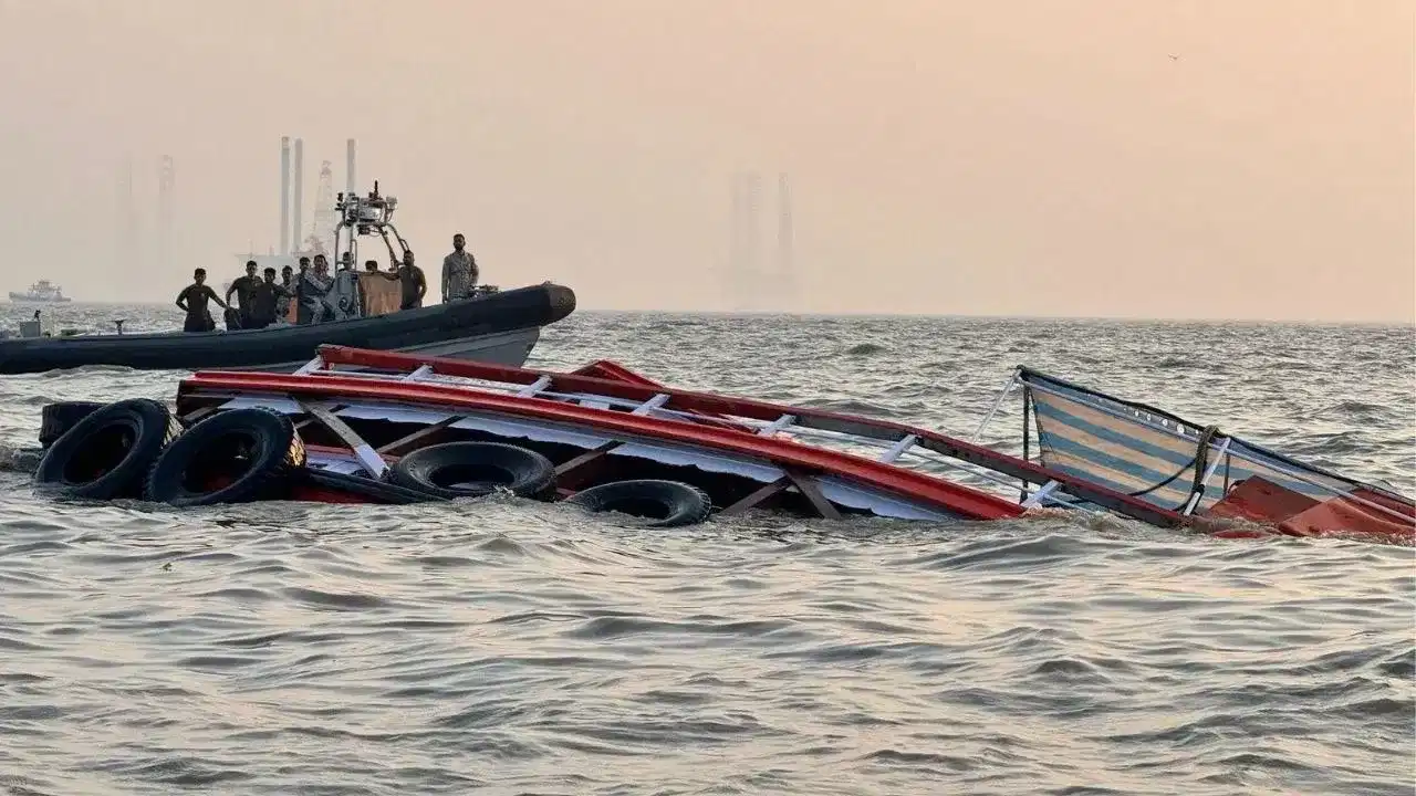 নদীৰ মাজভাগত উলটিল ফুটবল খেলুৱৈ ভৰ্তি নাও, মৃত্যু ২৫ জনৰ...