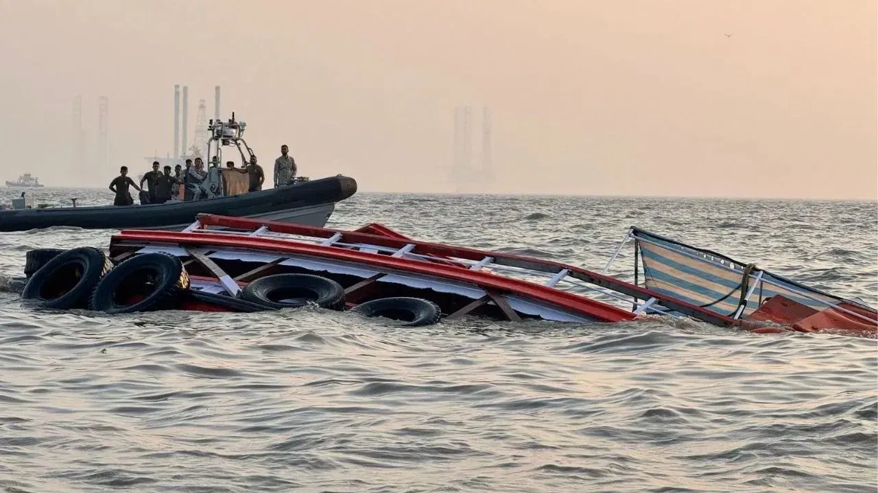 নদীৰ মাজভাগত উলটিল ফুটবল খেলুৱৈ ভৰ্তি নাও, মৃত্যু ২৫ জনৰ…