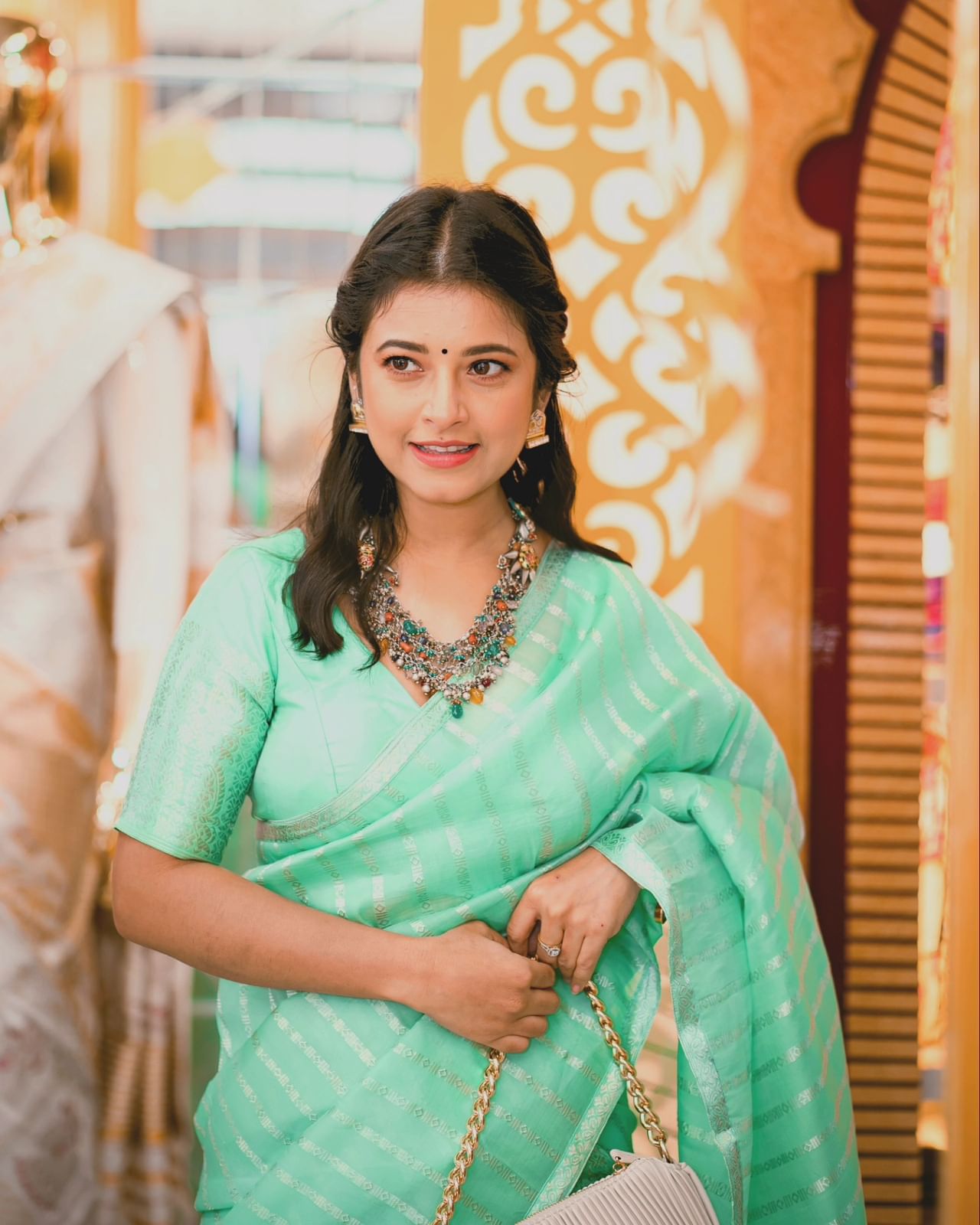 সামজিক মাধ্যমত পোষ্ট শ্বেয়াৰ কৰি প্ৰায়ে নিজৰ মতামত প্ৰকাশ কৰে কণ্ঠশিল্পীগৰাকীয়ে। পুনৰ এবাৰ দীপলীনা ডেকাই শ্বেয়াৰ কৰিছে এটা পোষ্ট। য'ত তেওঁ পোনপটীয়াকৈ কাৰোৰে নাম উল্লেখ কৰা নাই।