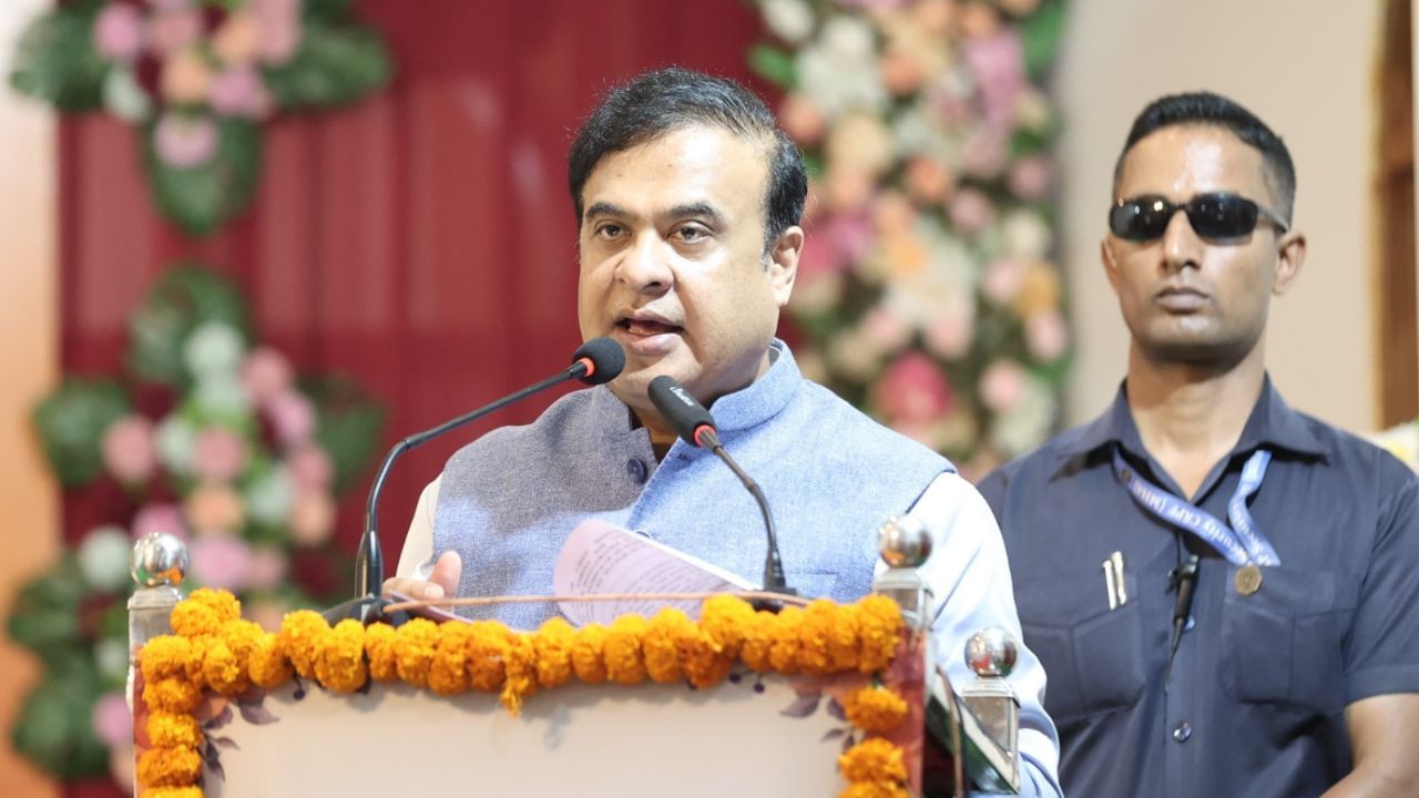 ৰামকৃষ্ণ মিছন সেৱশ্রমৰ বর্ণিল ইতিহাসক আলোকপাত কৰি ড° শৰ্মাই কয় যে, ১৯৩৯ চনৰ ১৫ ফেব্রুৱাৰীত ৰামকৃষ্ণ সেৱা সমিতি আনুষ্ঠানিকভাৱে বেলুৰ মঠৰ ৰামকৃষ্ণ মিছনৰ সৈতে সংযুক্ত হয়। এই সংযুক্তিকৰণে সেৱাশ্রমক মিছনৰ এটা আনুষ্ঠানিক শাখা কেন্দ্রৰ ৰূপত স্বীকৃতি দিয়ে আৰু স্বামী পুৰুষোত্তমানন্দ মহাৰাজক প্রথম সম্পাদক হিচাপে নিয়োগ কৰা হয়, আৰু তেওঁৰ অৱদানে এই সেৱাশ্ৰমৰ বিকাশৰ বাবে শক্তিশালী ভেটি স্থাপন কৰে বুলি কয় মুখ্যমন্ত্ৰীয়ে ।