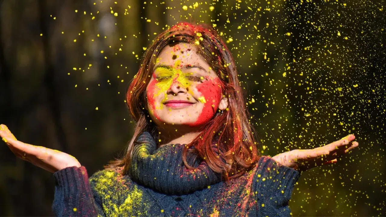 Holi 2025: হোলীত আবিৰৰ পৰা কেনেকৈ ৰক্ষা কৰিব চুলি? এনেদৰে লওক যত্ন Holi 2025: হোলীত আবিৰৰ পৰা কেনেকৈ ৰক্ষা কৰিব চুলি? এনেদৰে লওক যত্ন