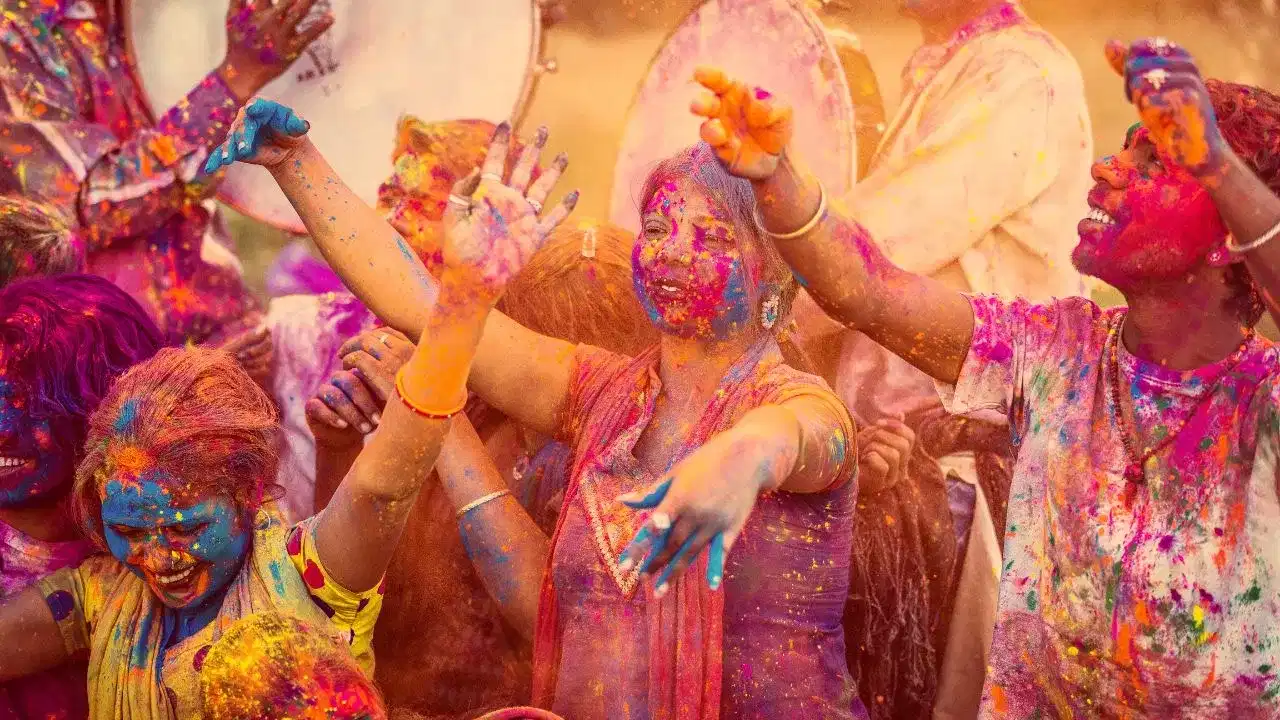 Holi Song: এইসমূহ বিশেষ গীতৰ সৈতে উদযাপন কৰক ৰঙৰ উৎসৱ ফাকুৱা...