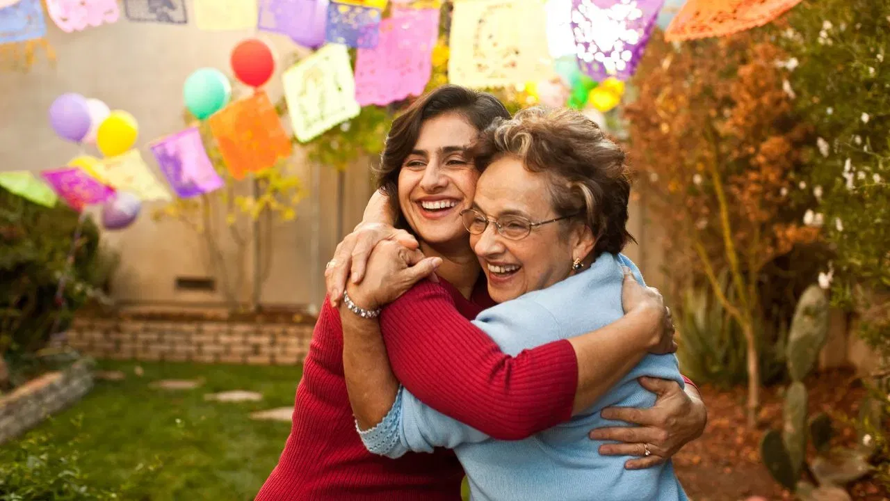 International Women’s Day : নাৰী দিৱসত আপোনাৰ মাতৃক এইদৰে কৰাওক বিশেষ অনুভৱ