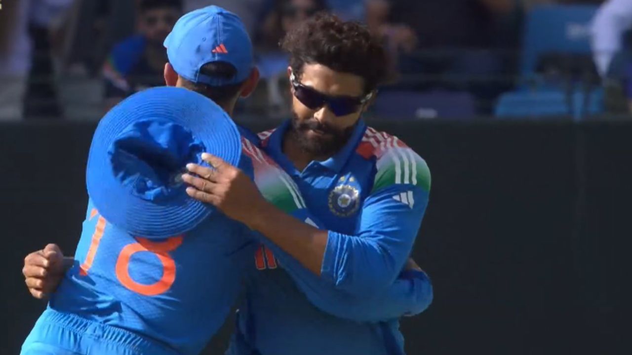 দুয়োৰে মাজৰ এই আবেগিক ক্ষণে গেলাৰীত বহি থকা দৰ্শকৰ লগতে সমগ্ৰ ক্ৰিকেট বিশ্বকে আবেগিক কৰি তোলে। কোহলী-জাদেজাৰ এই ক্ষণৰ পিছতে এতিয়া সামাজিক মাধ্যমত জাদেজাৰ অৱসৰৰ সম্ভাৱনাক লৈ চলিছে চৰ্চা। আজিৰ ফাইনেলৰ পিছতে জাদেজাই অৱসৰ ল’ব পাৰে বুলি অনুৰাগীৰ মাজত চৰ্চা চলিছে।