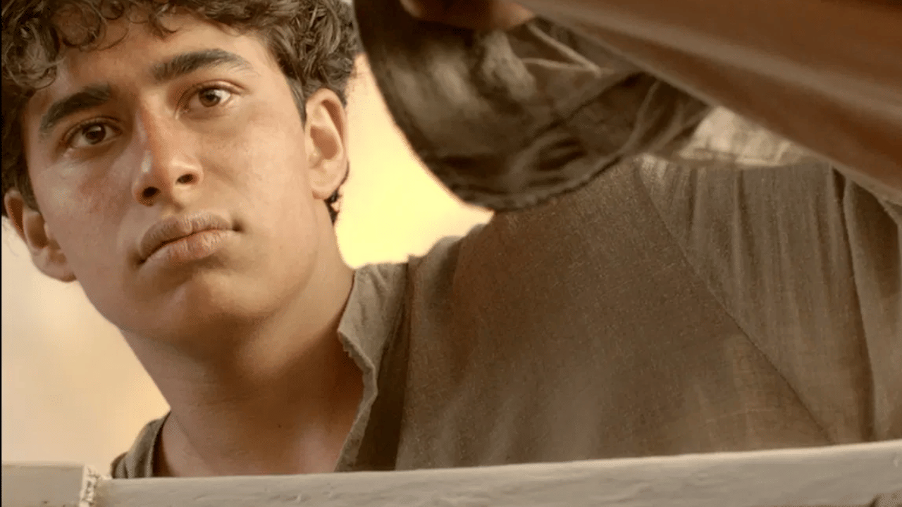 আন এখন ছবি হ'ল 'লাইফ অৱ পাই'(life of pi)। জীৱনত আমি কিছুমান বিকল্পহীন প্ৰত্যাহ্বানৰ সন্মুখীন হও। তেতিয়া সেই প্ৰত্যাহ্বানৰ মুখামুখি হোৱাৰ বাহিৰে আমাৰ ওপৰত একো নাথাকে। এই ছবিখনো একেই। ছবিখনত এটা শিশু সাগৰ যাত্ৰাৰ সময়ত পৰিয়ালৰ পৰা বিচ্চিন্ন হৈ পৰে। পাছত সাগৰৰ জীৱ-জন্তুৰ সৈতে তেওঁ কেনেকৈ জীয়াই থাকে সেয়াই এই ছবিখনত দেখুওৱা হৈছে।