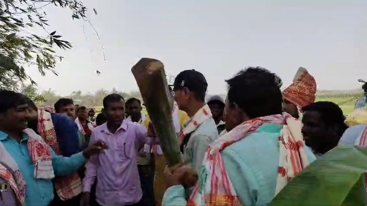 দুটা কলপুলি আৰু এডাল ফিটাই ছিঙিলে ধৈৰ্যৰ বান্ধ, চিনেমাৰ দৰে গুণ্ডাৰ ৰূপত এজন বিধায়ক