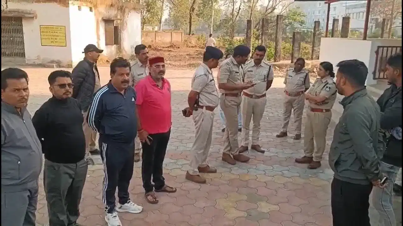 ট্ৰাক আৰু যাত্ৰীবাহী বাছৰ মুখামুখি সংঘৰ্ষ! থিতাতে প্ৰাণ হেৰুৱালে ৮ জনে, আহত ১৩ জন লোক